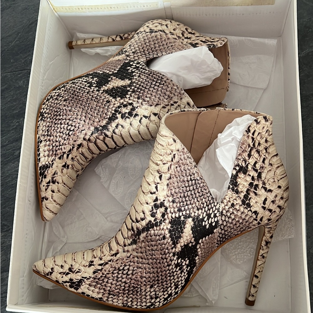 Steve Madden in original box. 7.5 snake skin